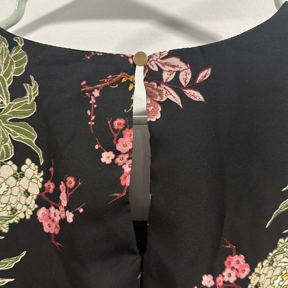 AUW Floral Scoop-neck Top with Keyhole Back Size Medium - Picture 6 of 6